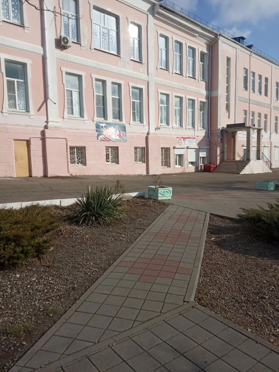 Фасад школы № 17 в Новороссийске